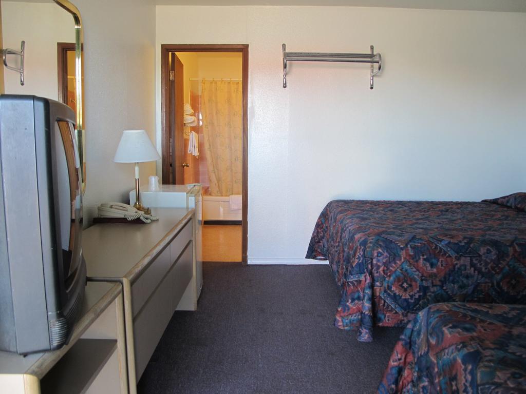 Economy Inn Ontario Room photo