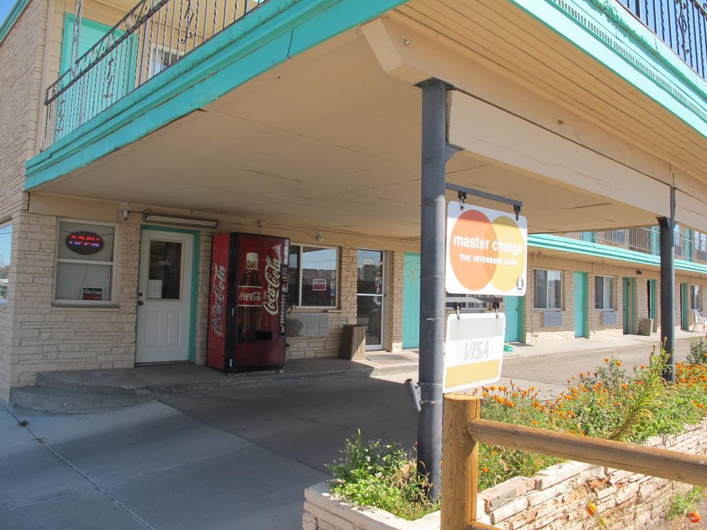 Economy Inn Ontario Exterior photo