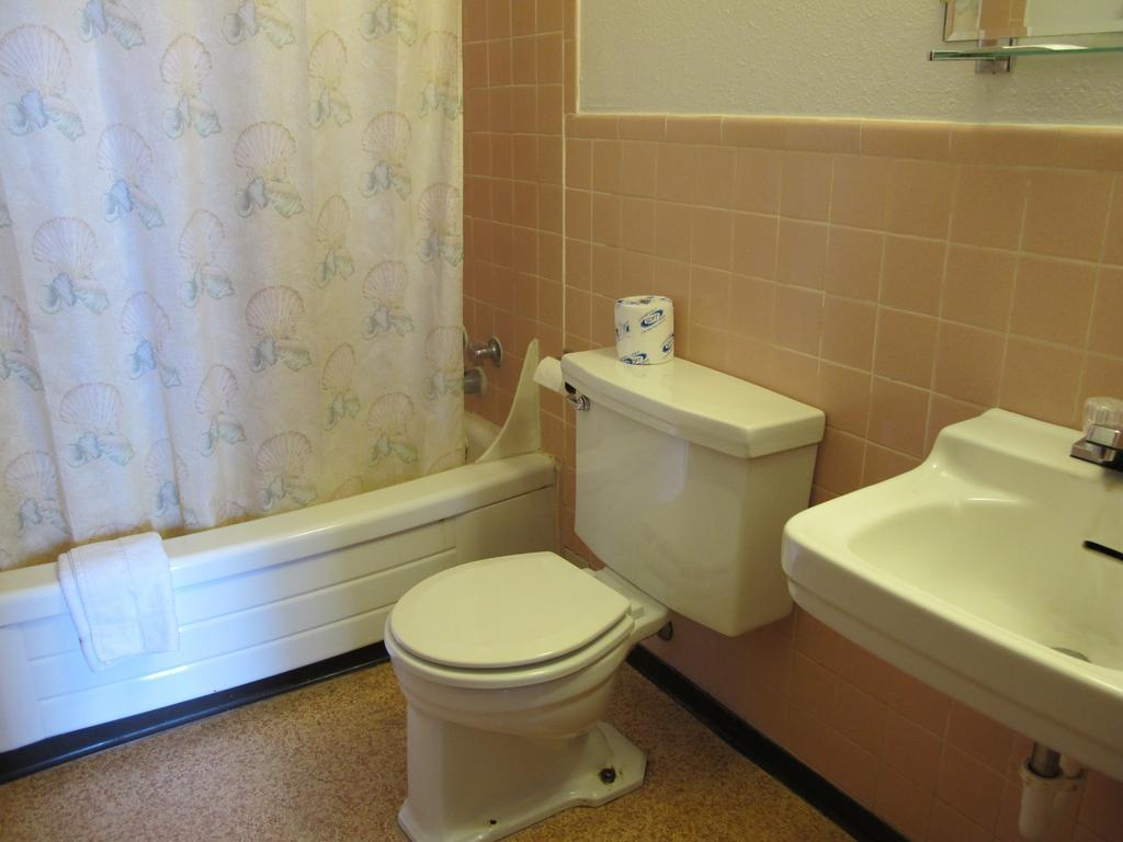 Economy Inn Ontario Room photo