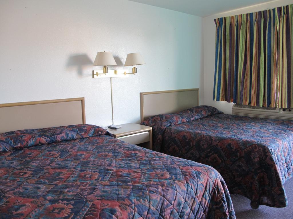Economy Inn Ontario Room photo