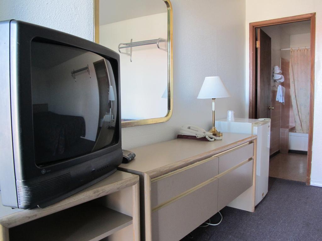 Economy Inn Ontario Room photo