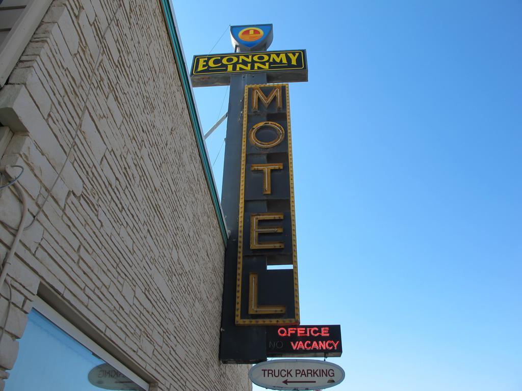 Economy Inn Ontario Exterior photo