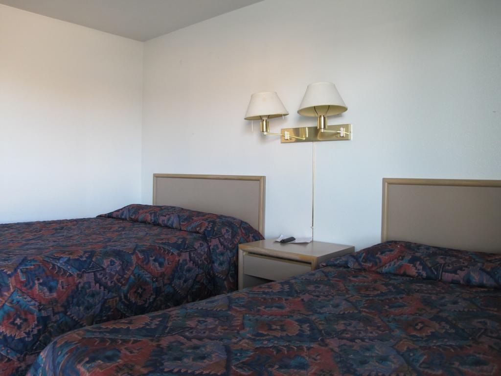 Economy Inn Ontario Room photo
